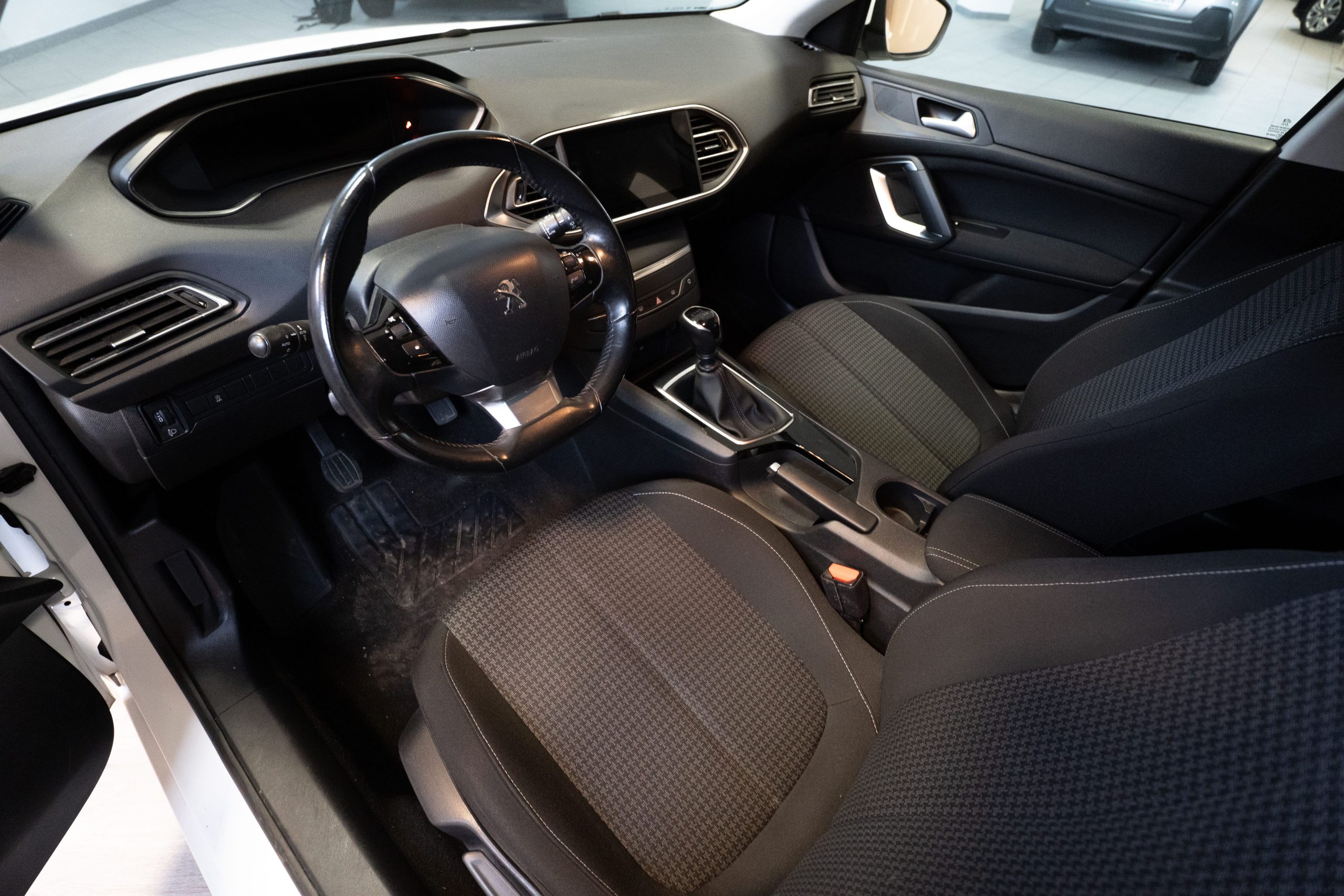 
								Peugeot 308 lleno									