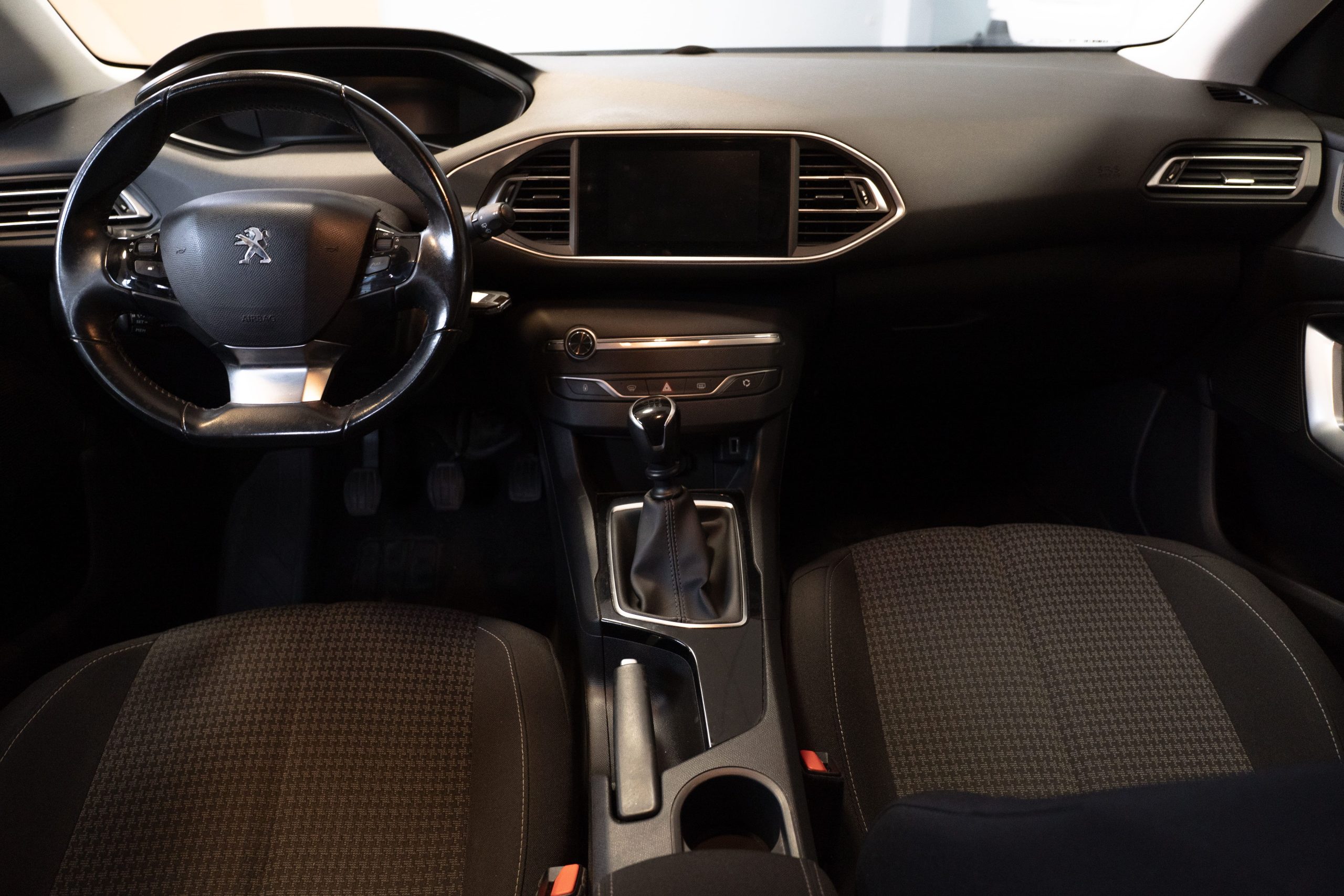 
								Peugeot 308 lleno									