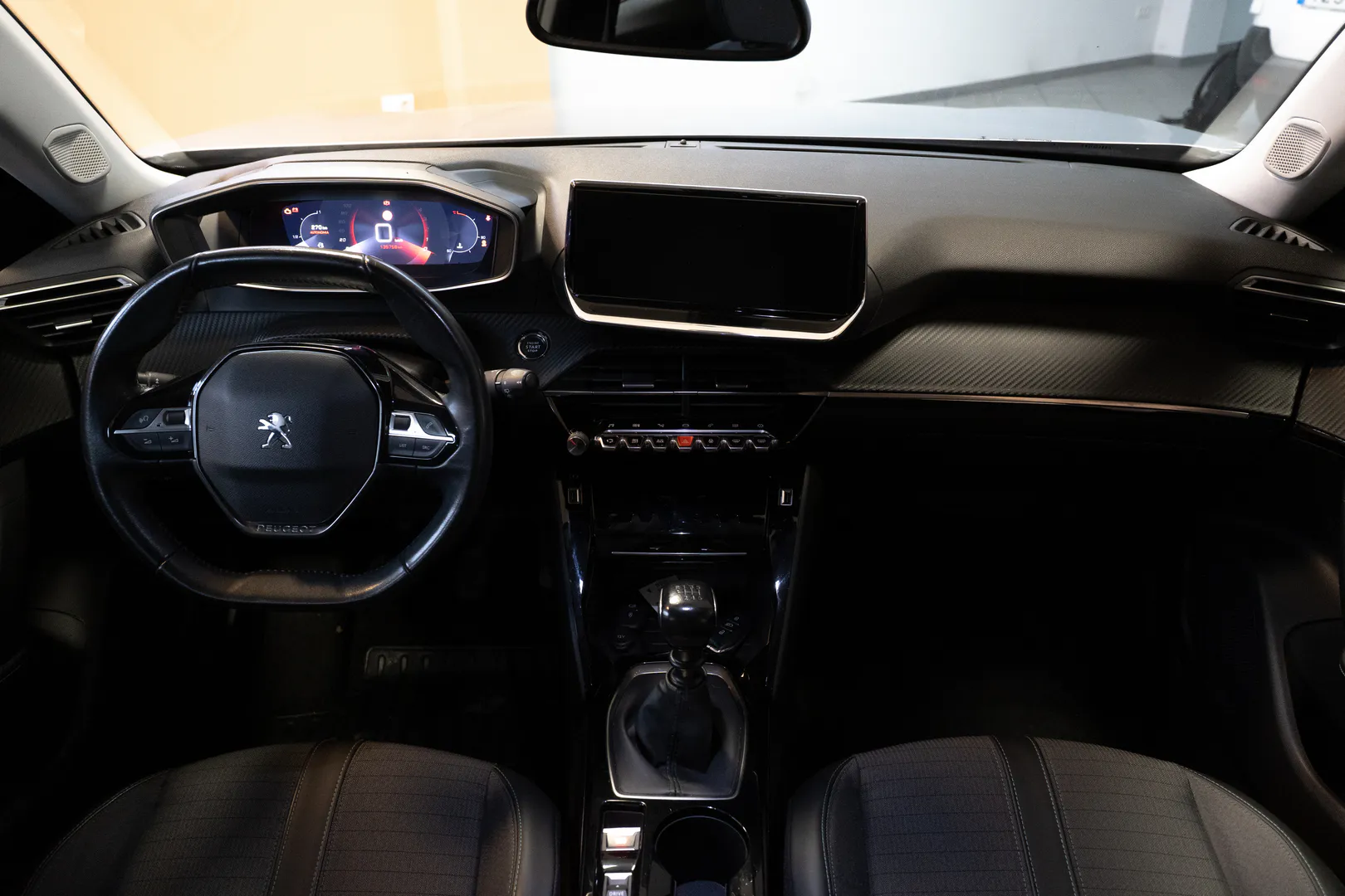 
								Peugeot 2008 lleno									