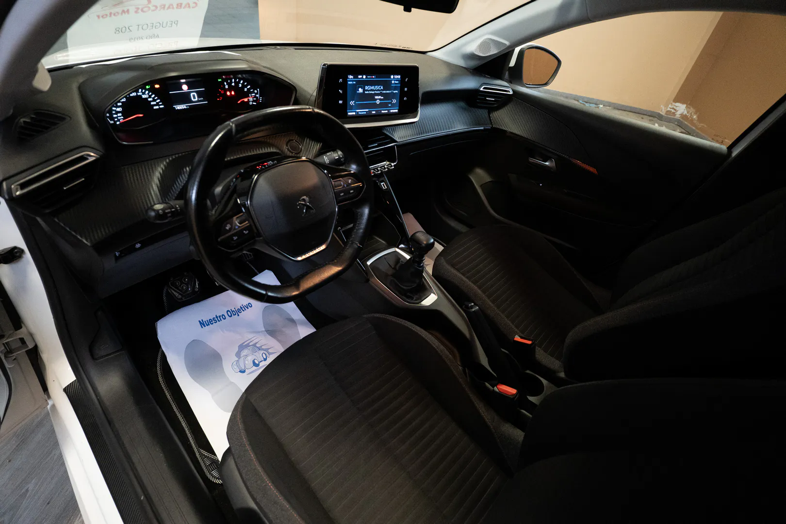
								Peugeot 208 lleno									