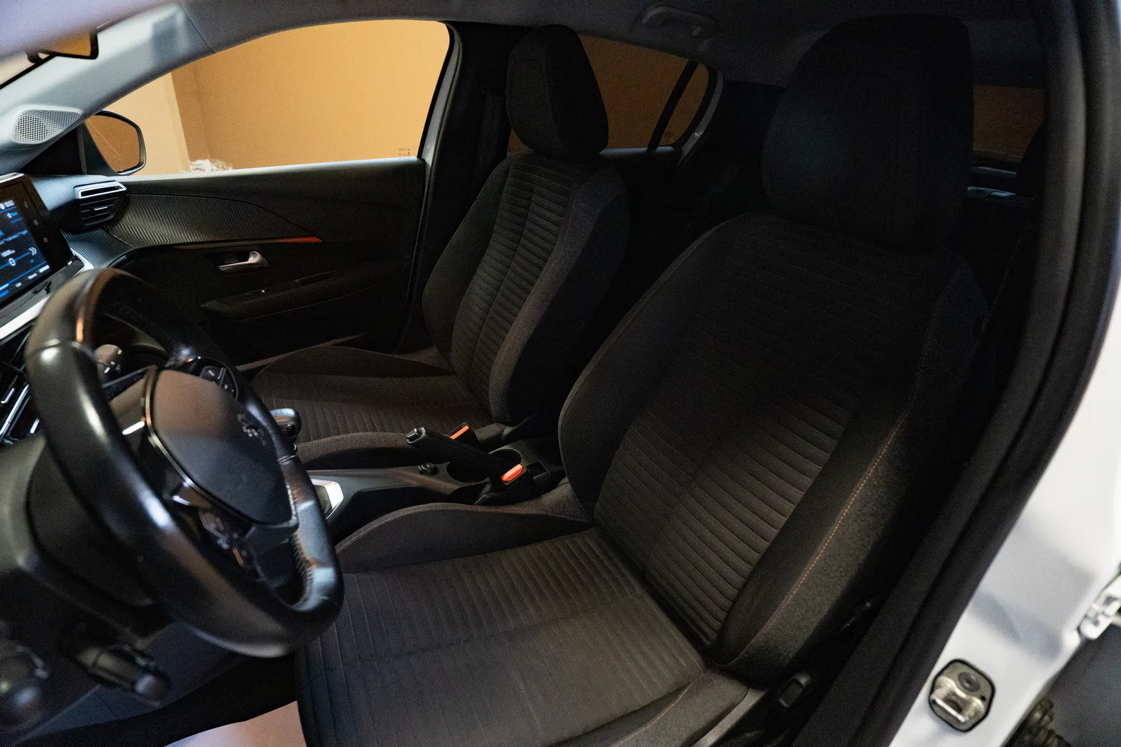 
								Peugeot 208 lleno									
