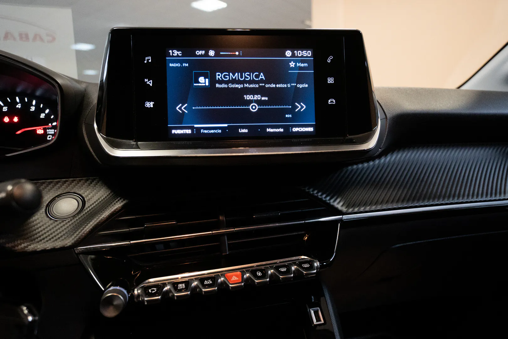 
								Peugeot 208 lleno									