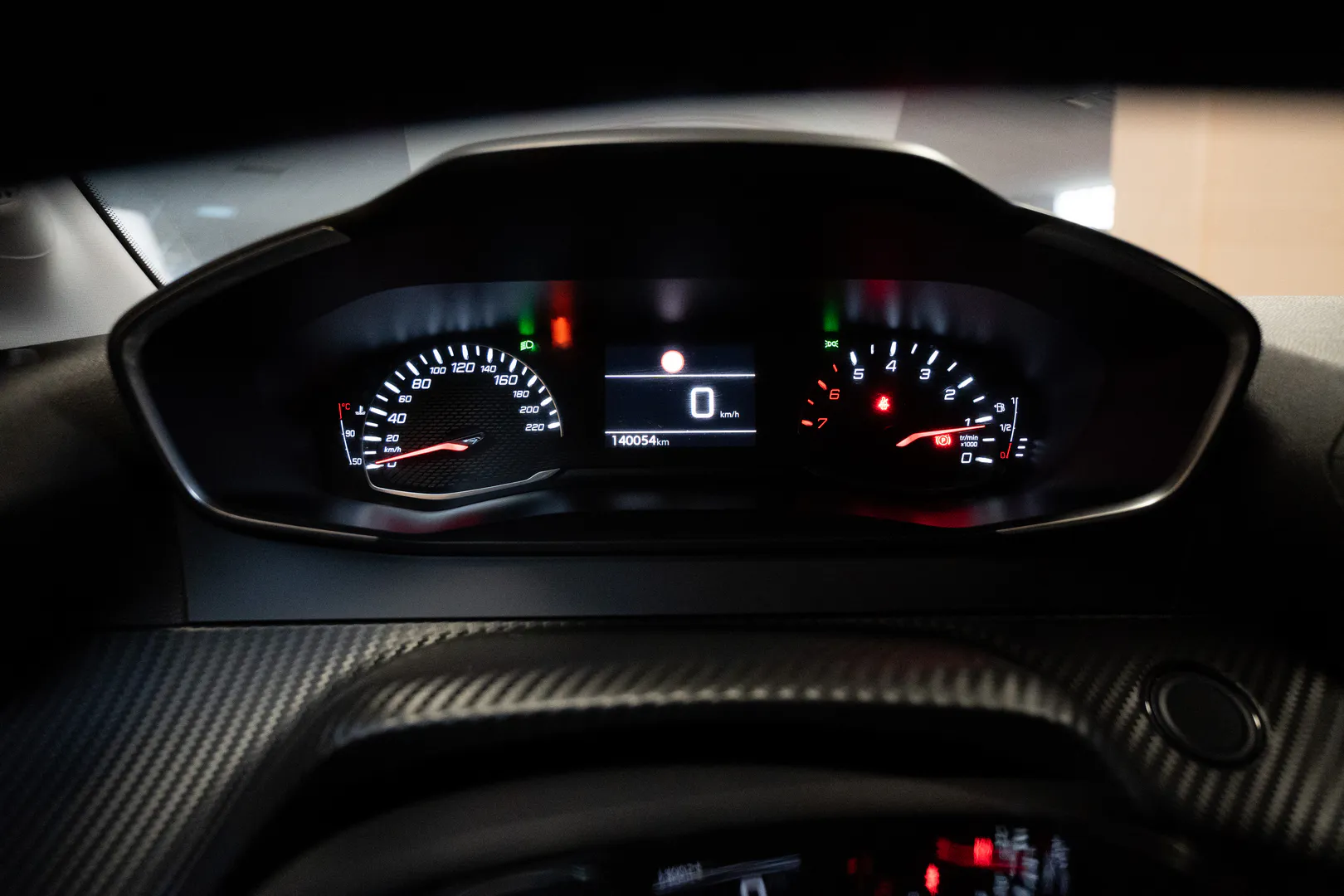
								Peugeot 208 lleno									