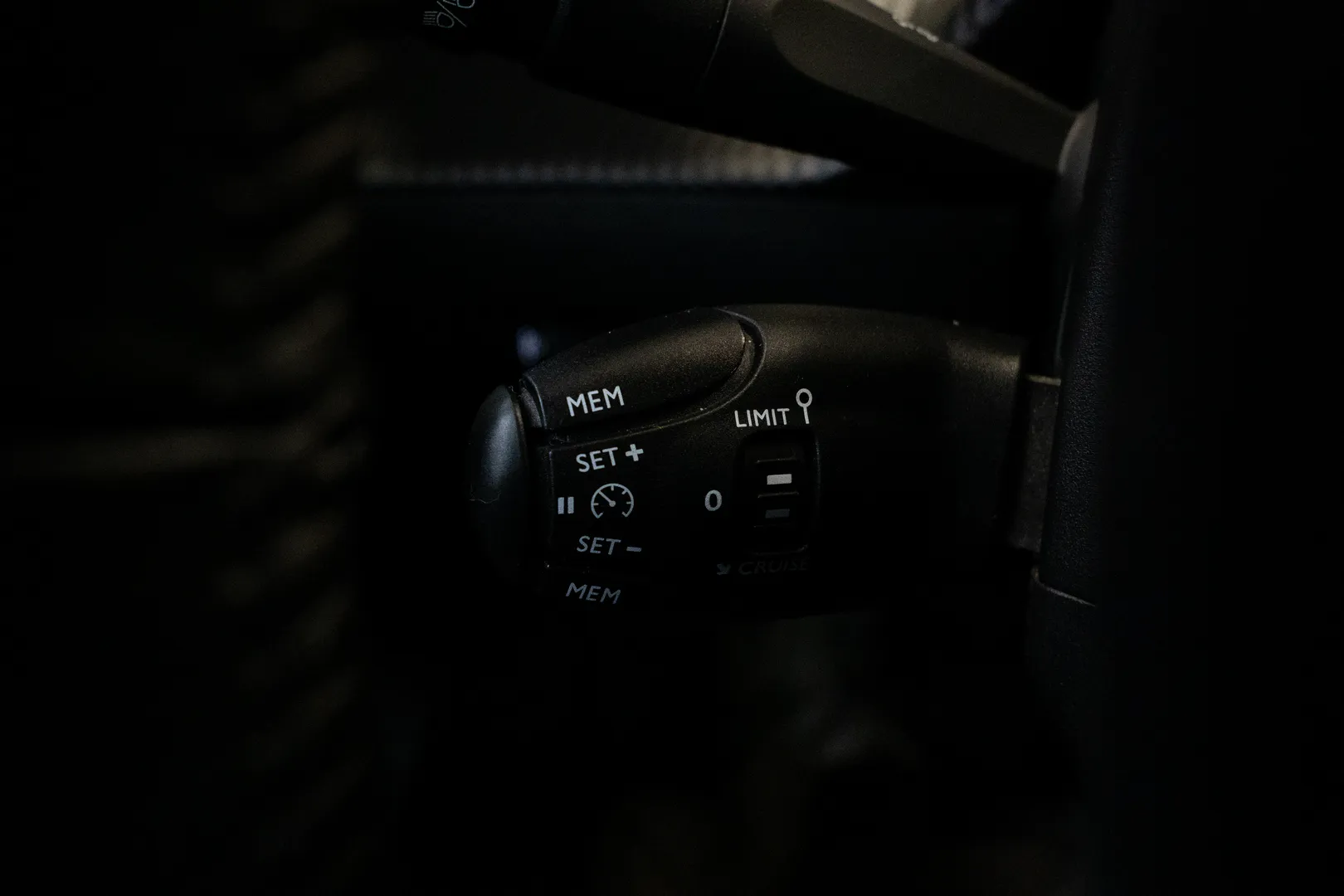 
								Peugeot 208 lleno									