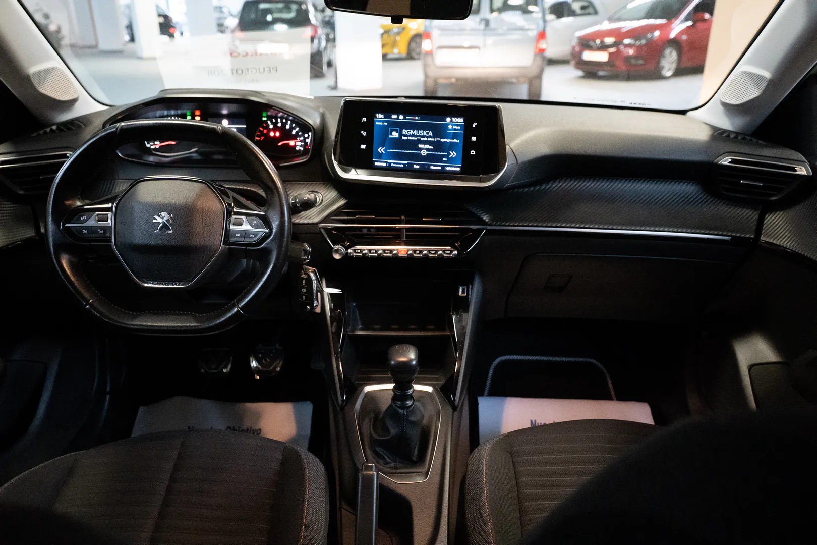 
								Peugeot 208 lleno									