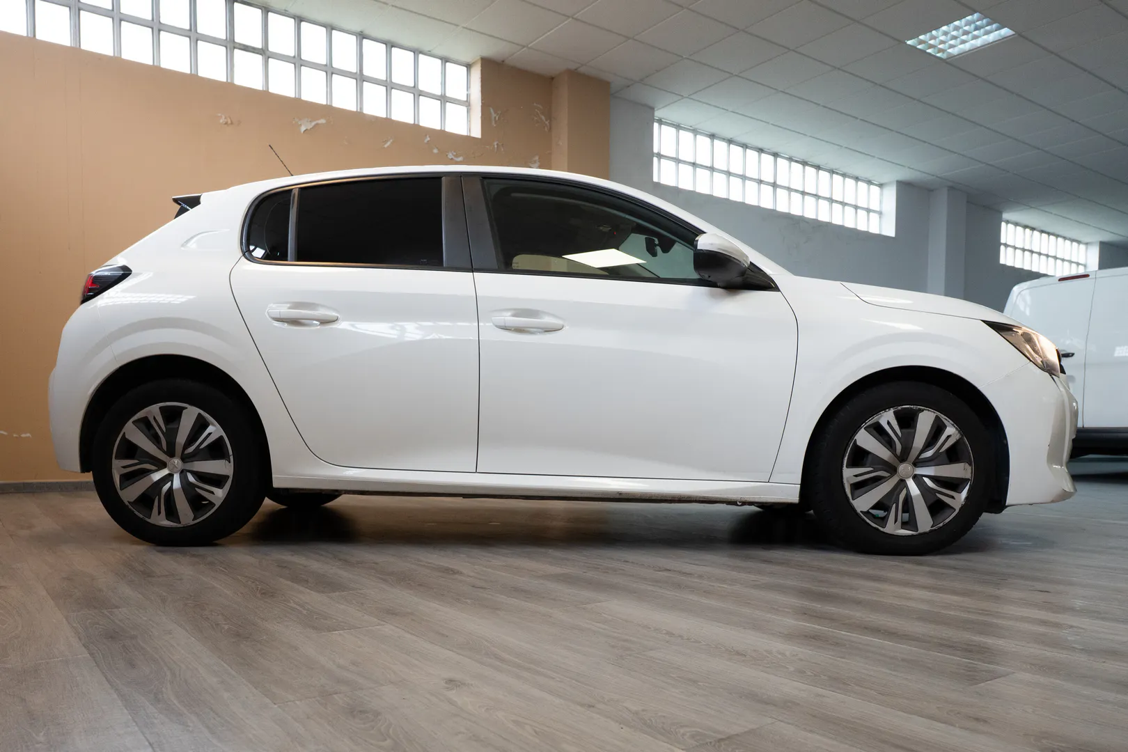 
								Peugeot 208 lleno									