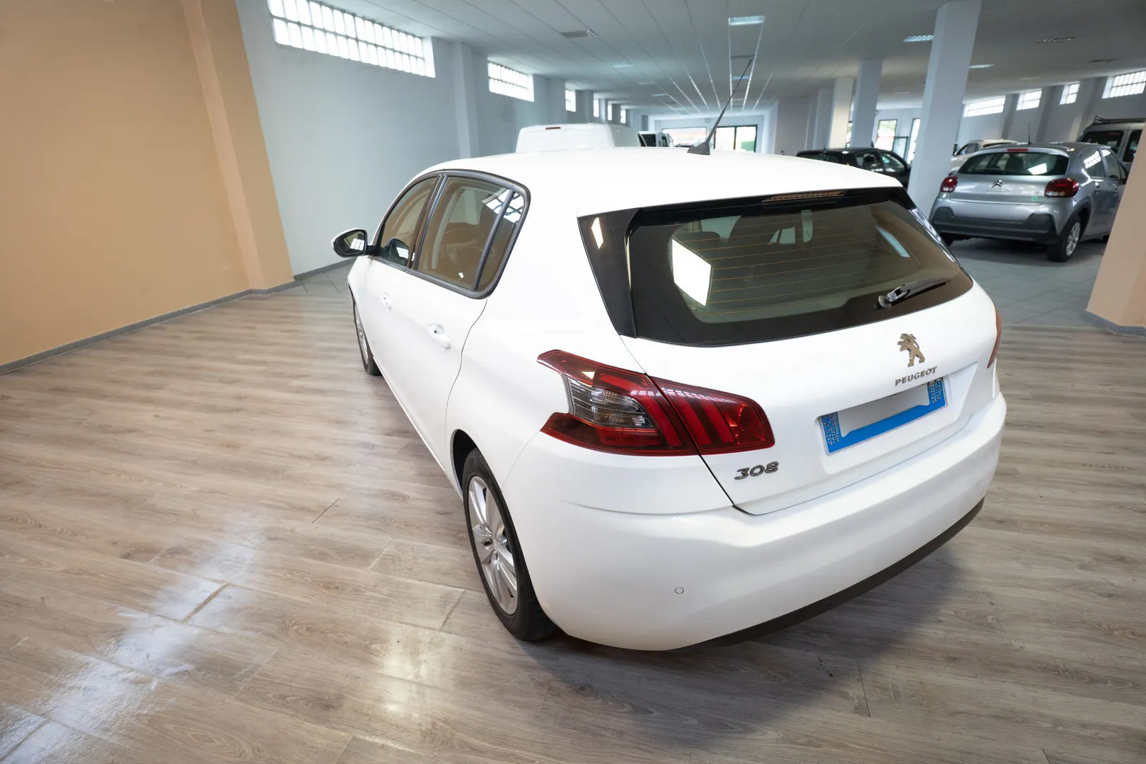 
								Peugeot 308 lleno									