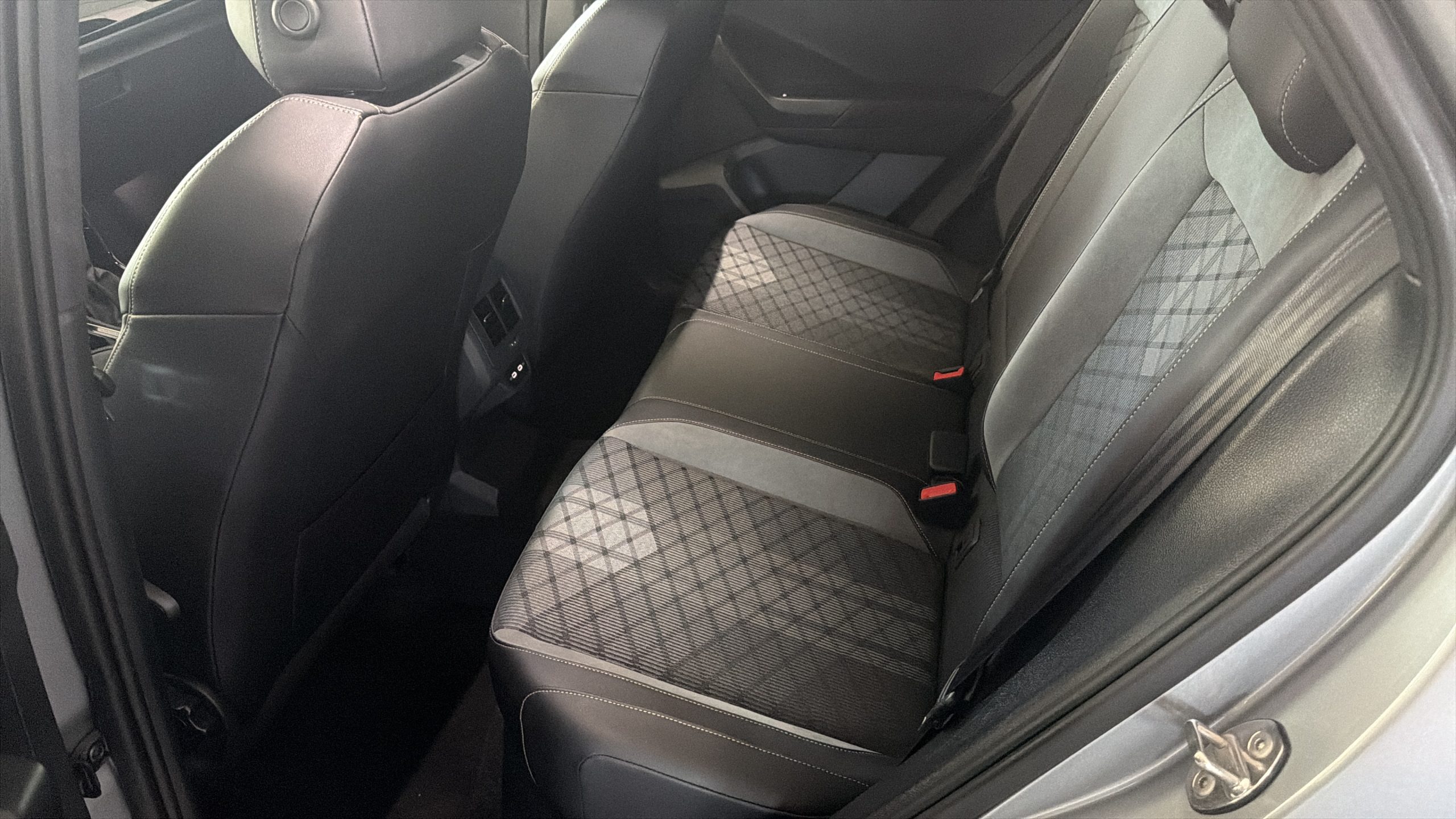 
								VOLKSWAGEN T-ROC 2.0 R-LINE 190 lleno									
