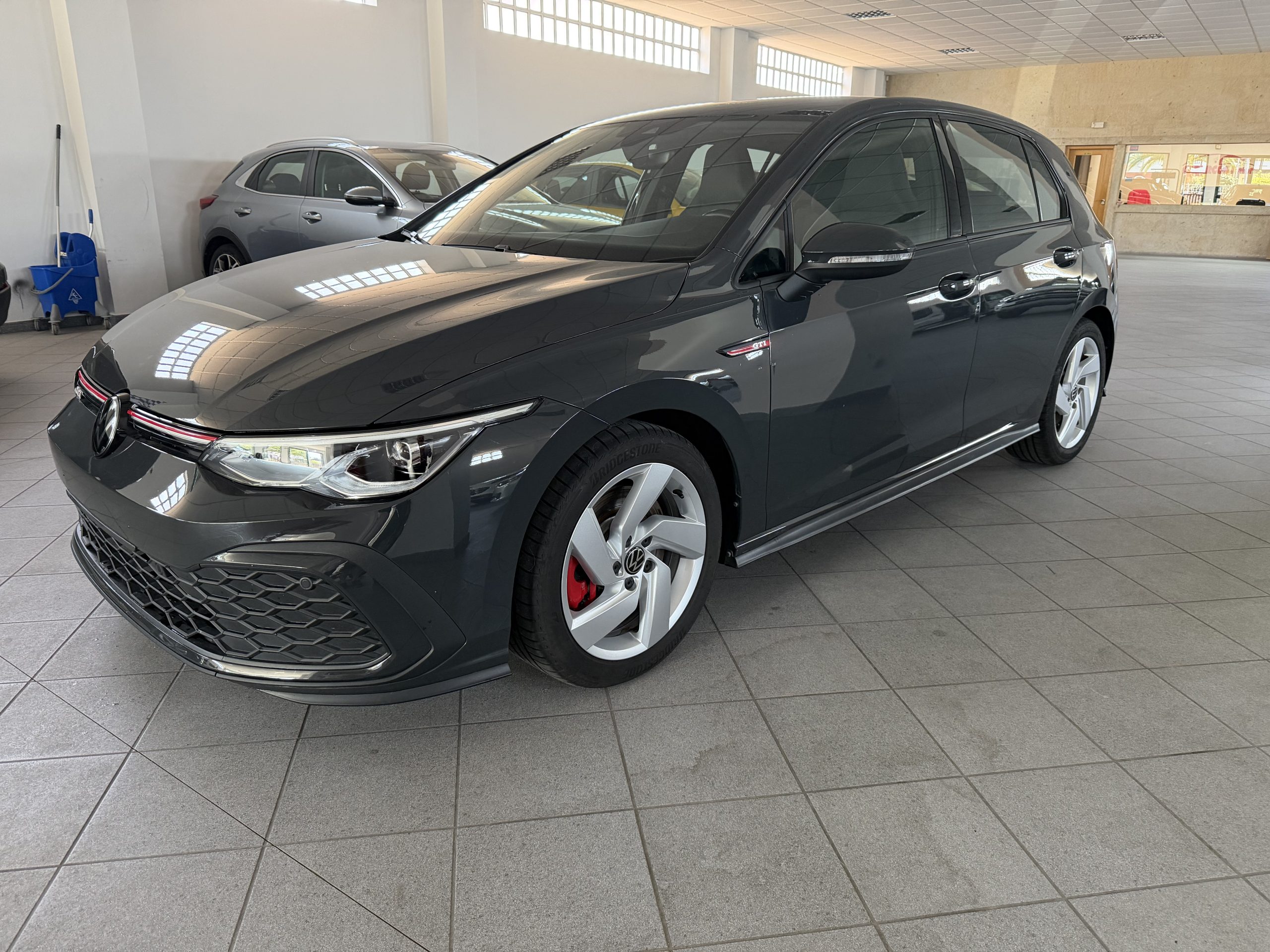 
								VOLKSWAGEN GOLF GTI lleno									