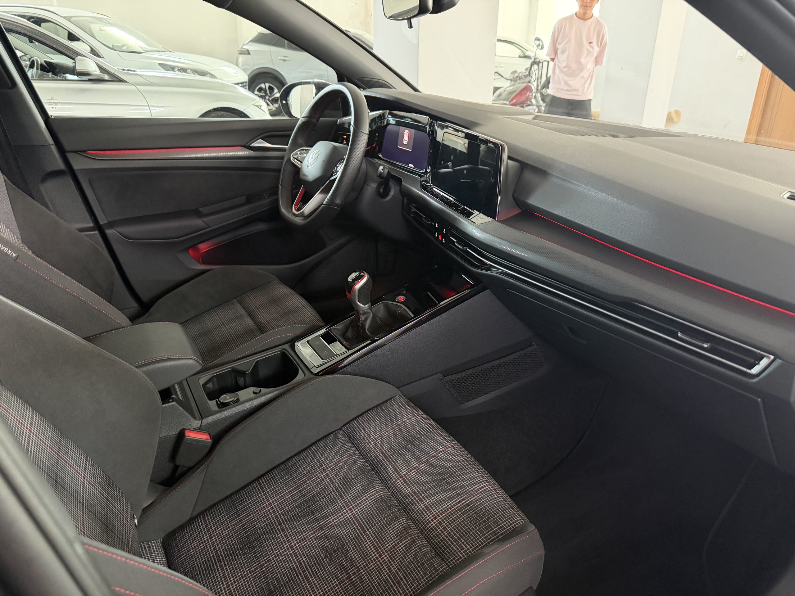 
								VOLKSWAGEN GOLF GTI lleno									