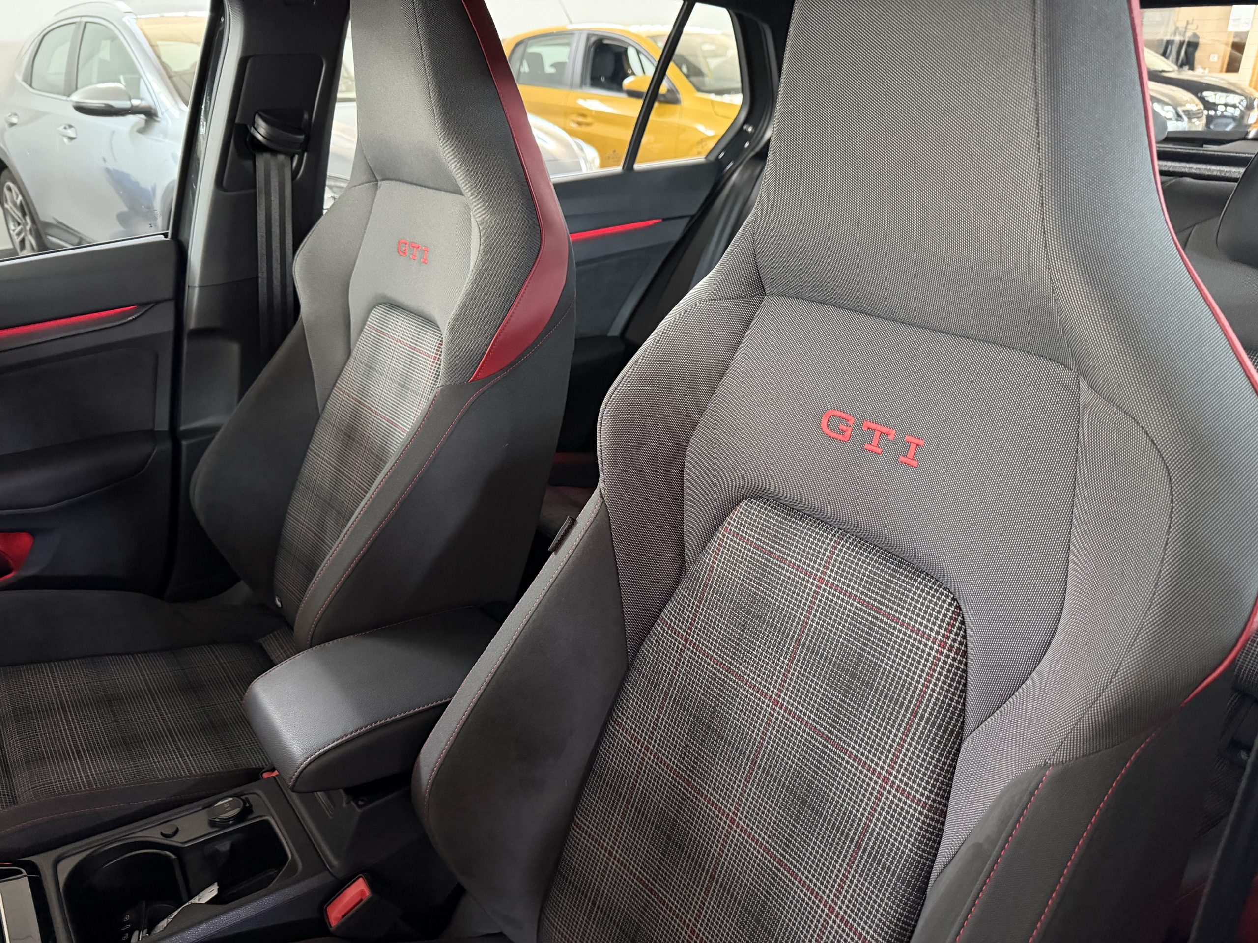 
								VOLKSWAGEN GOLF GTI lleno									