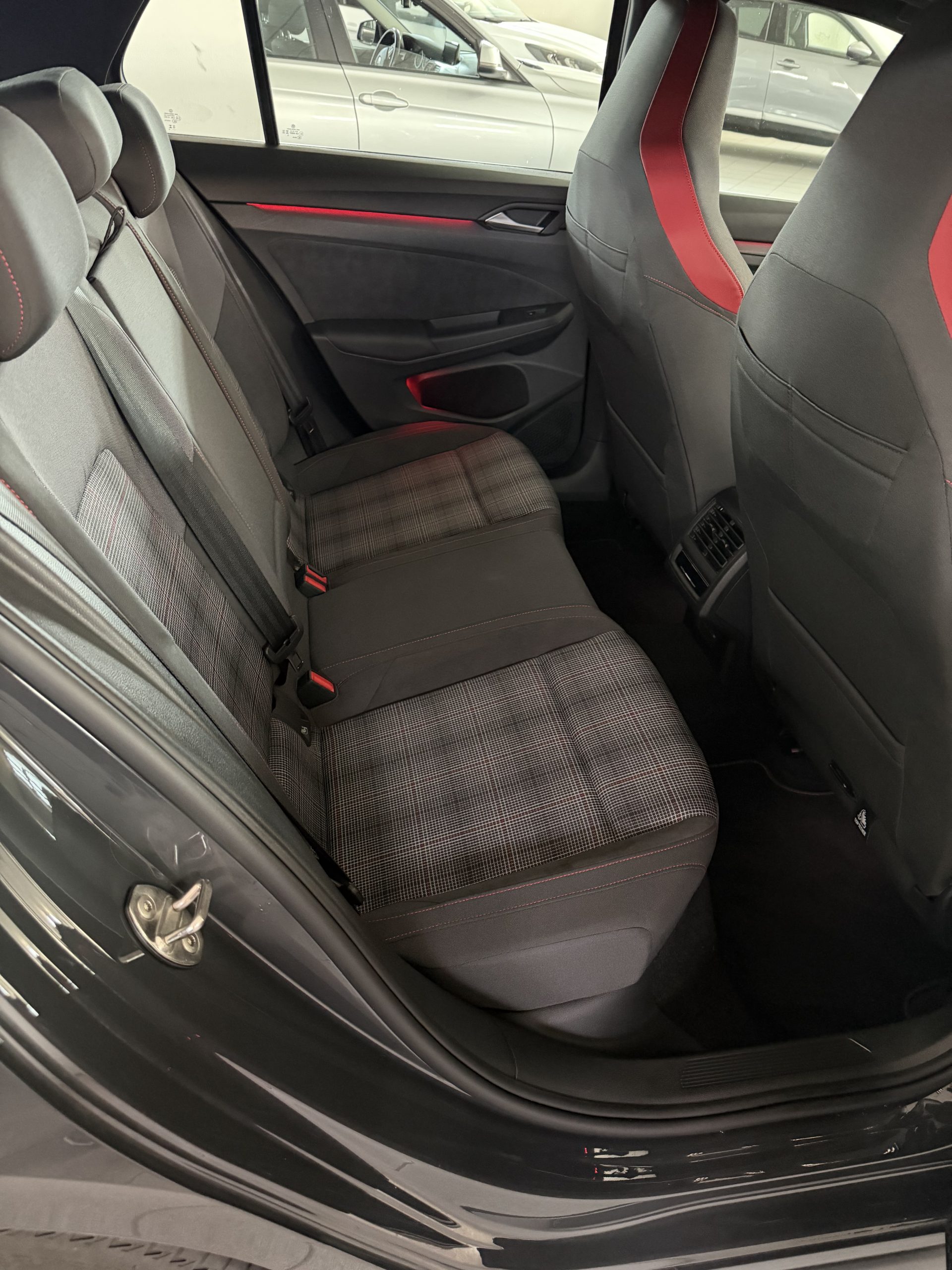 
								VOLKSWAGEN GOLF GTI lleno									