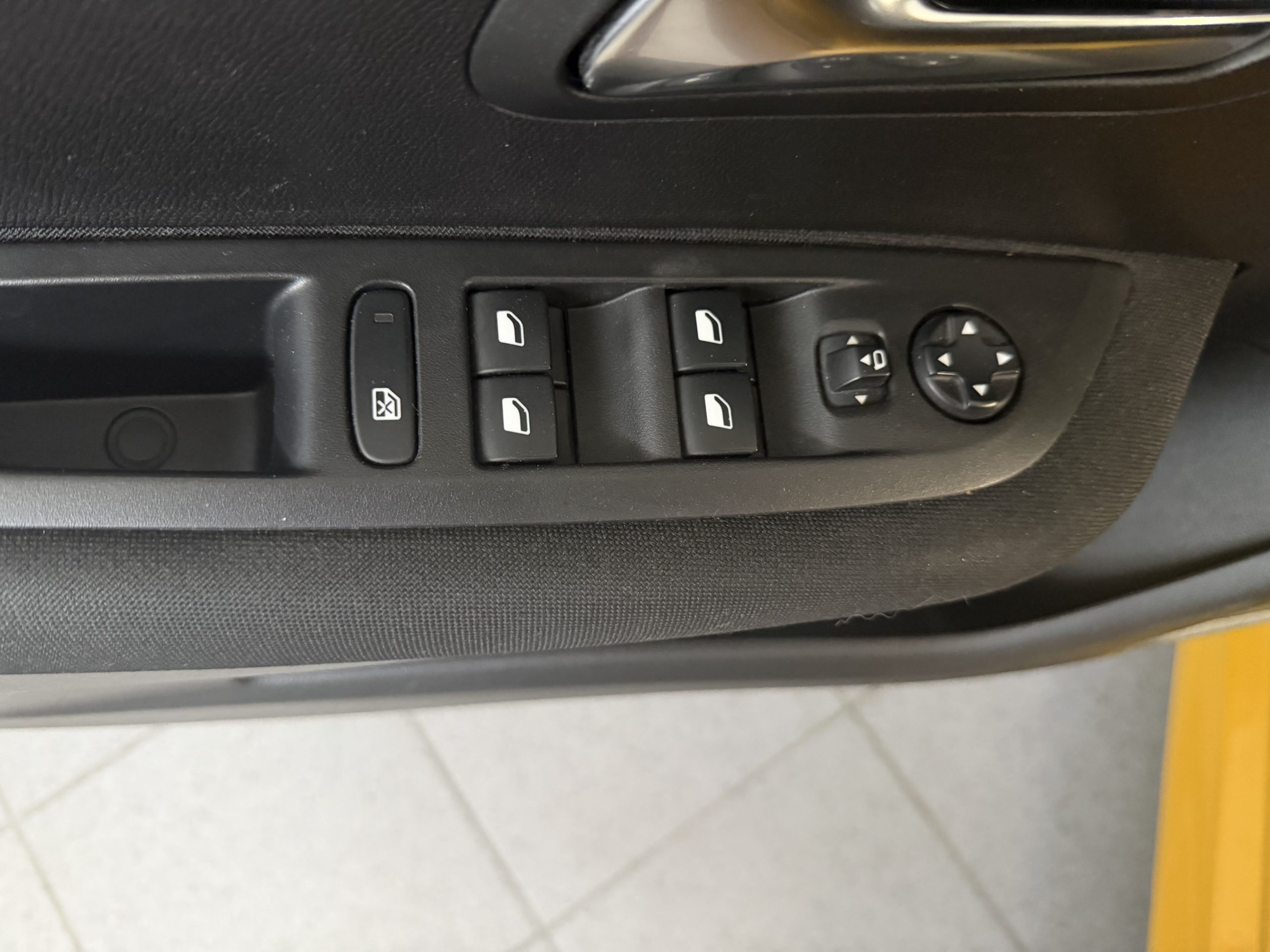 PEUGEOT 208 HDI 100