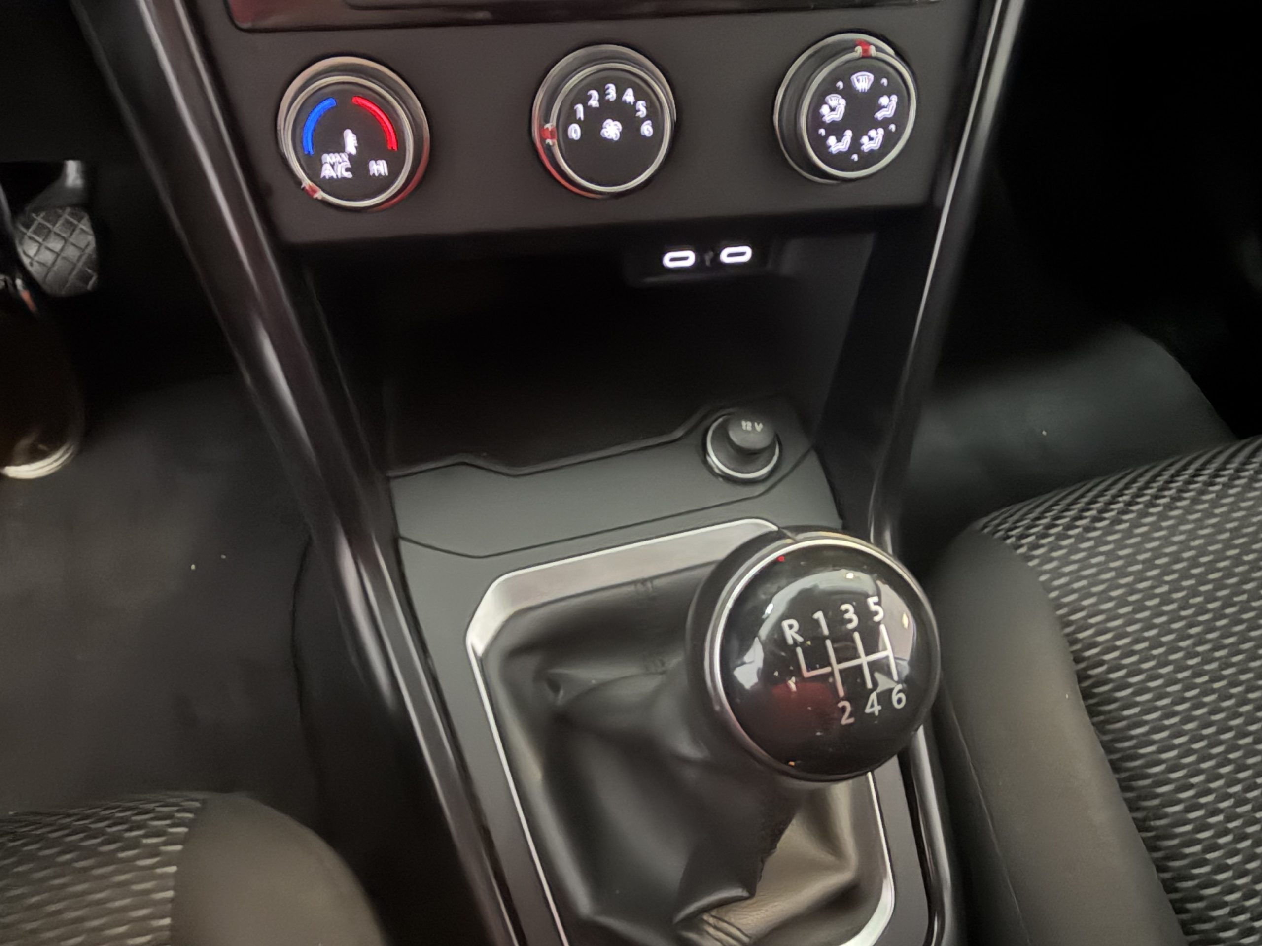 
								VOLKSWAGEN T-ROC 2.0 TDI 116 lleno									