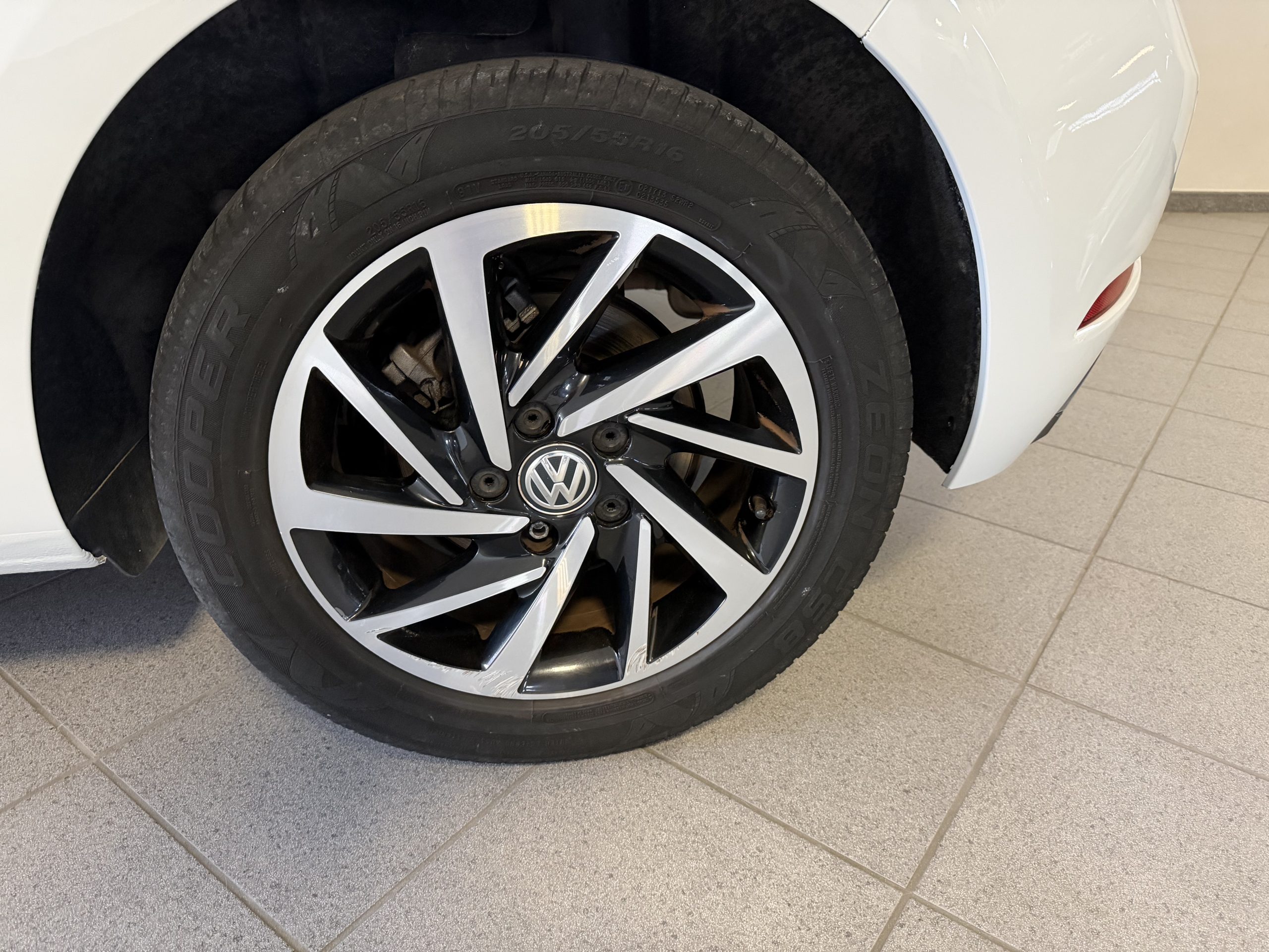 
								VOLKSWAGEN GOLF 1.6 TDI 115 lleno									
